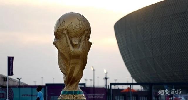 当地时间11月17日，2022卡塔尔世界杯卢赛尔体育场外景。中新社记者 富田 摄