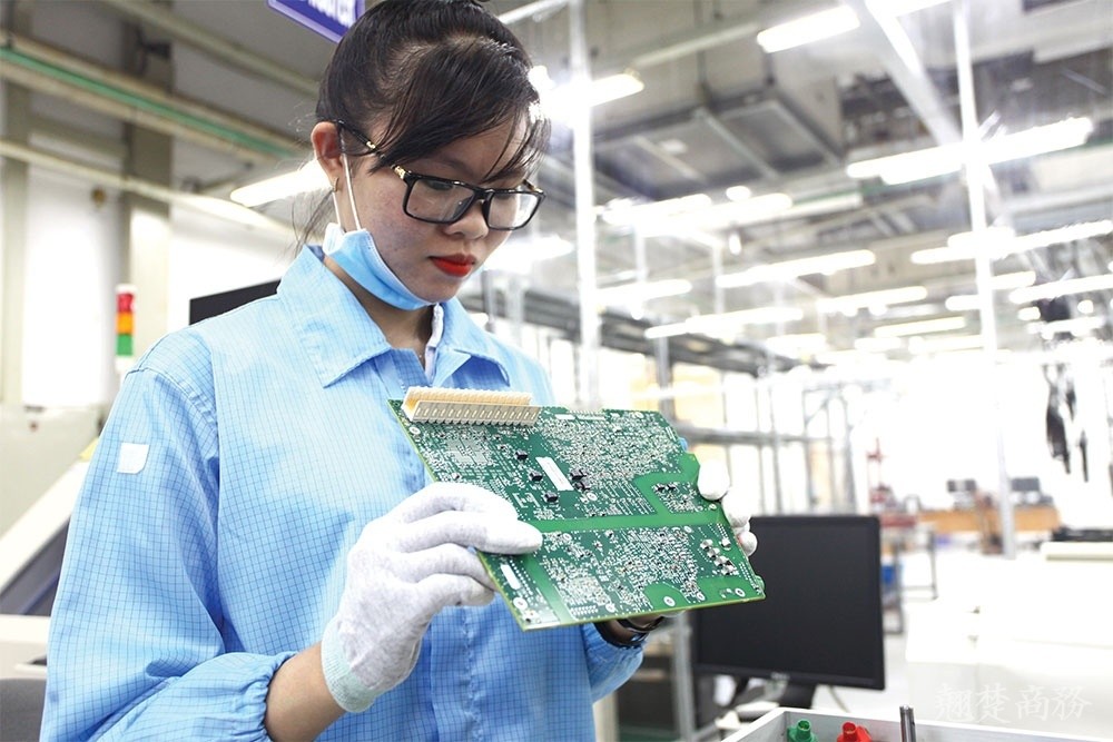 越南工厂进行电子元件的组装和测试。（图源：越南计划投资部下属vir）